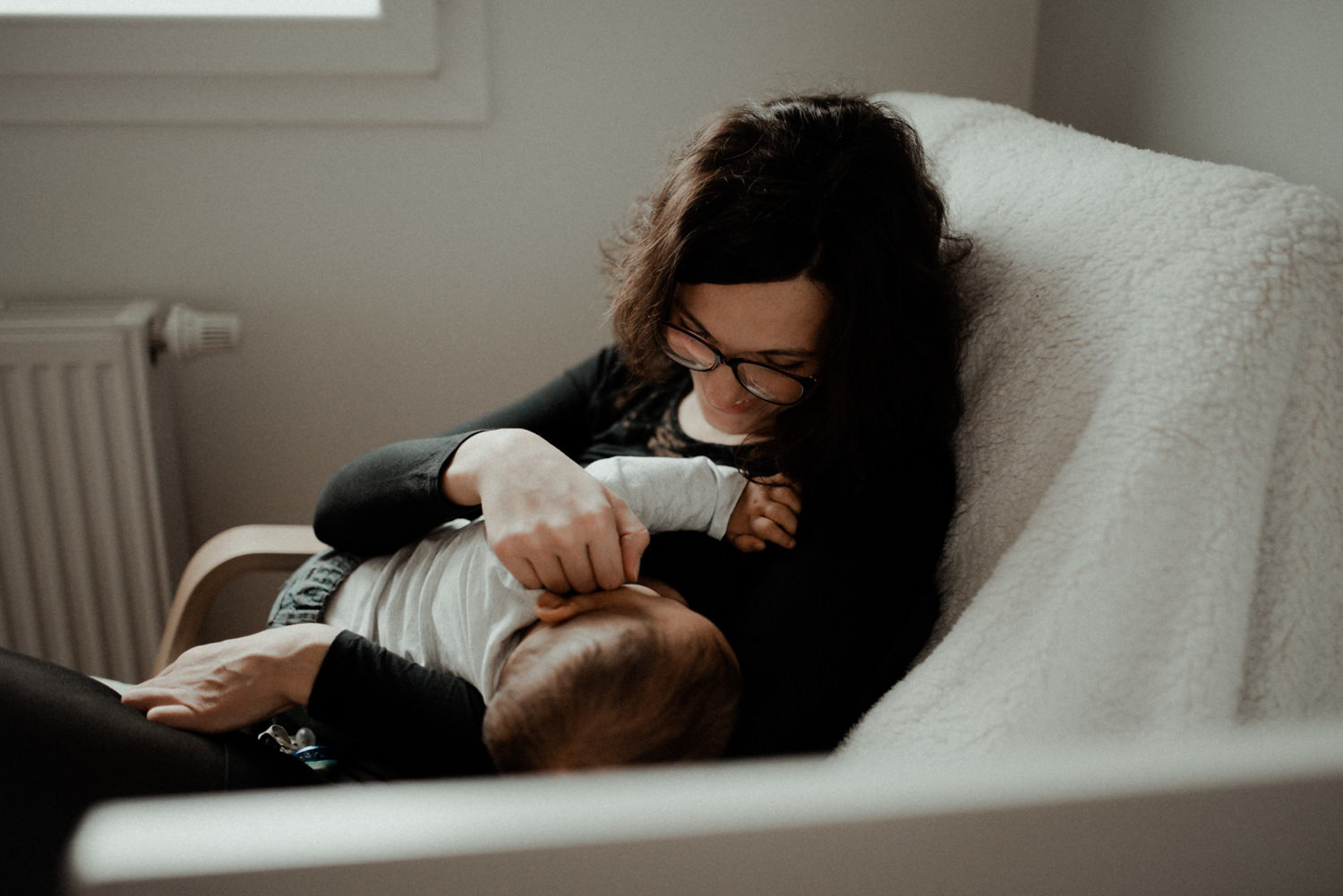 Reportage photo famille seine et marne maman qui allaite son bébé