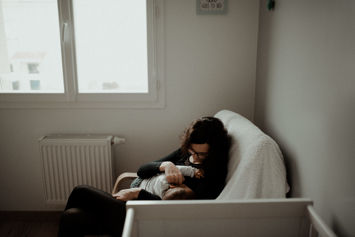 Reportage photo famille seine et marne maman qui allaite son bébé