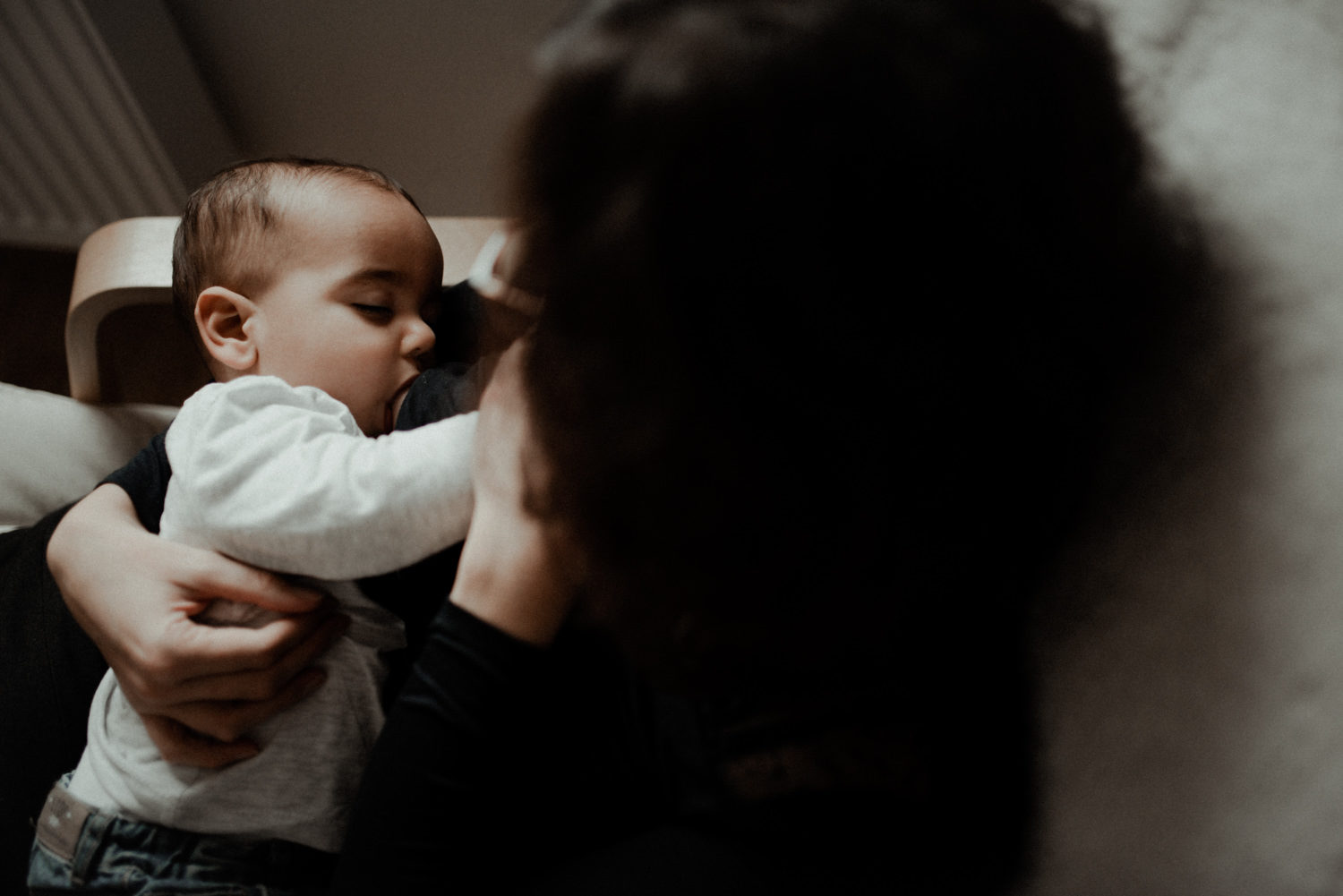 Reportage photo famille seine et marne maman qui allaite son bébé