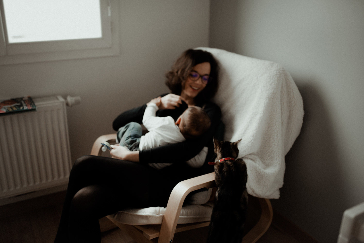 Reportage photo famille seine et marne maman qui allaite son bébé