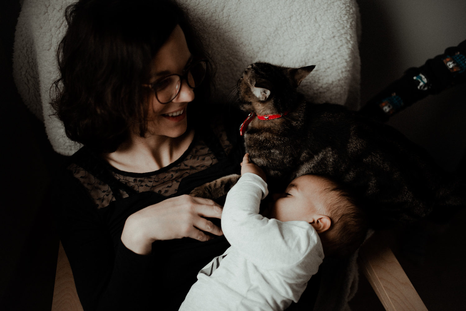 Reportage photo famille seine et marne maman qui allaite son bébé près de son chat