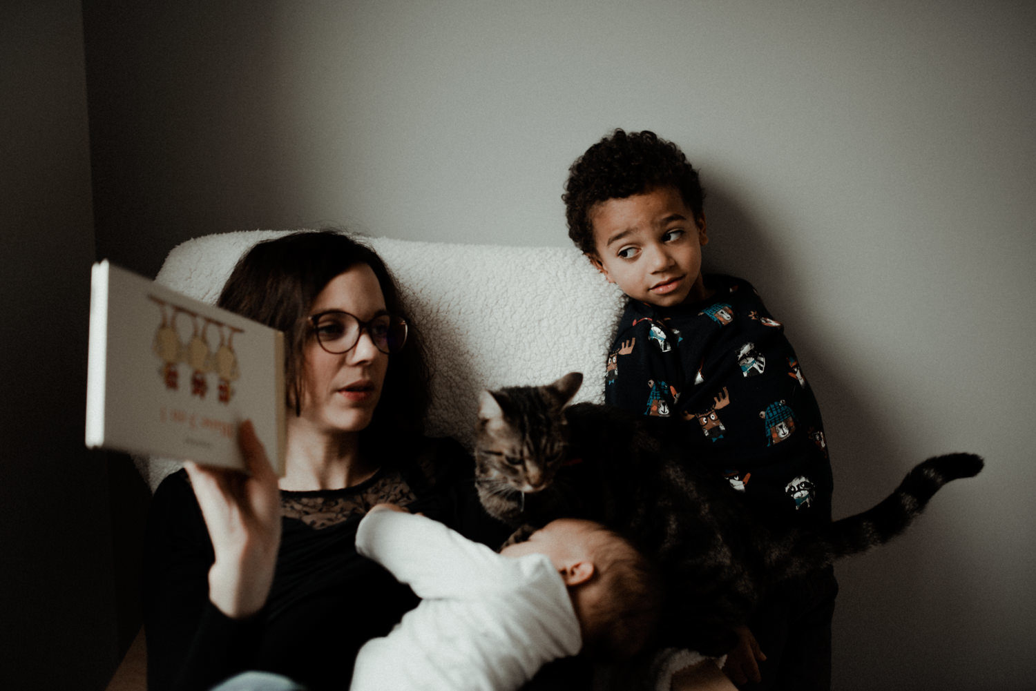 Reportage photo famille seine et marne maman qui allaite son bébé