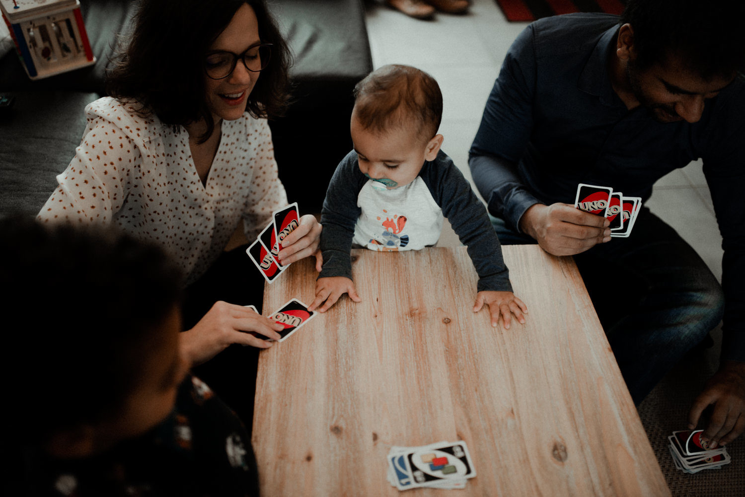 Reportage photo lifestyle famille jouant aux cartes seine et marne