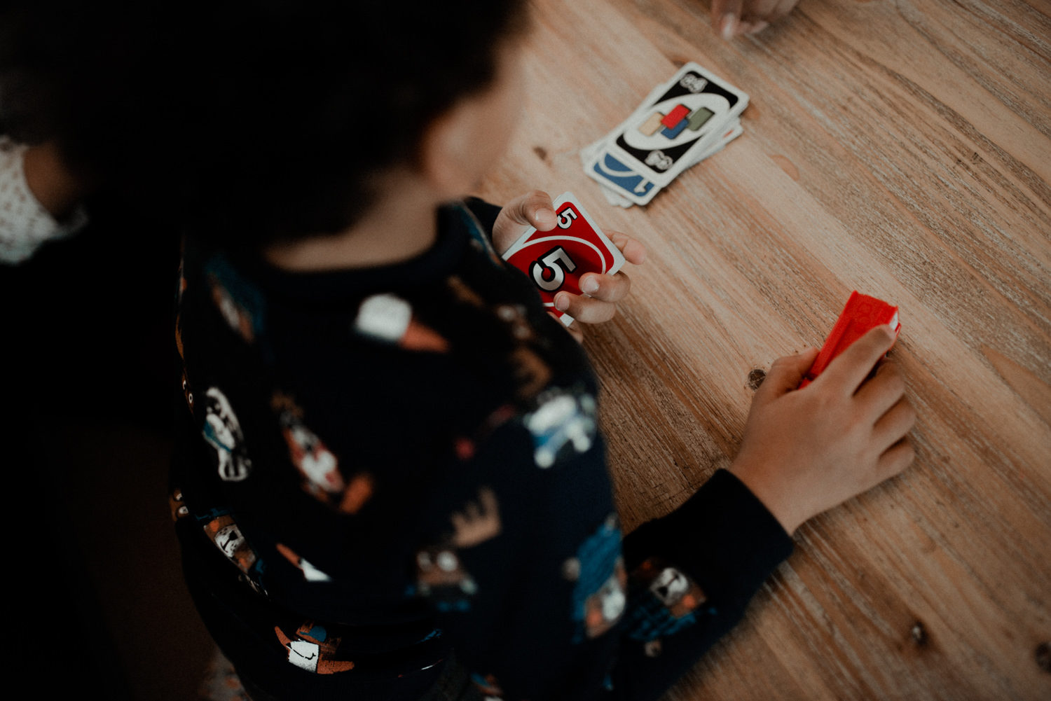 Reportage photo lifestyle famille jouant aux cartes seine et marne