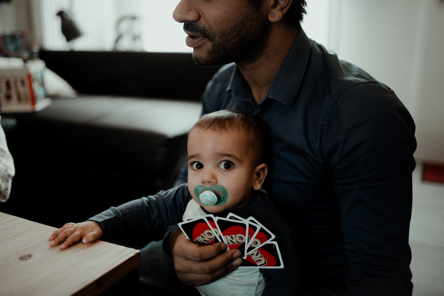 Reportage photo lifestyle famille jouant aux cartes seine et marne