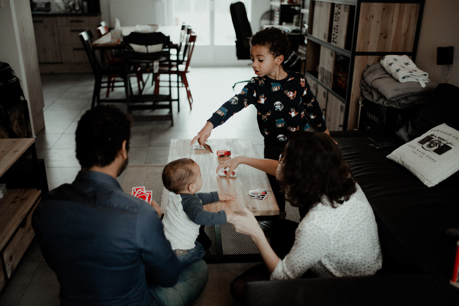Reportage photo lifestyle famille jouant aux cartes seine et marne