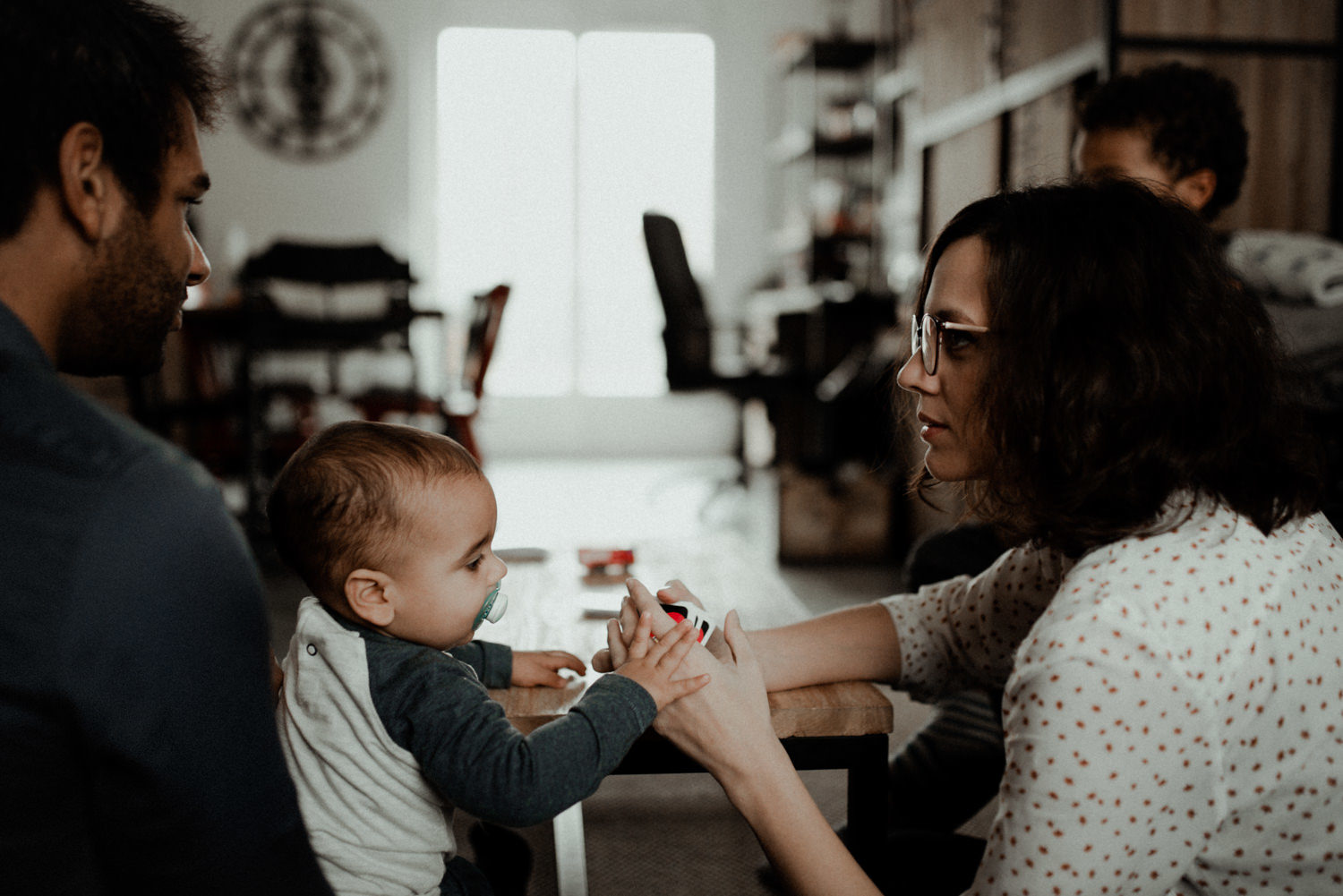 Reportage photo lifestyle famille jouant aux cartes seine et marne