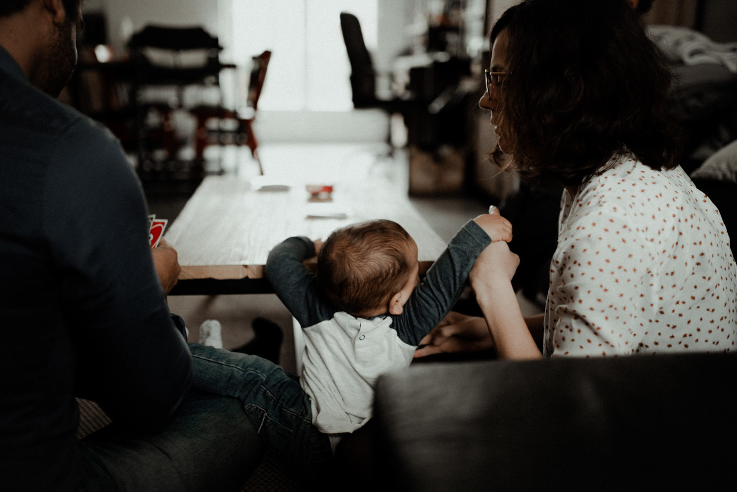 Reportage photo lifestyle famille jouant aux cartes seine et marne