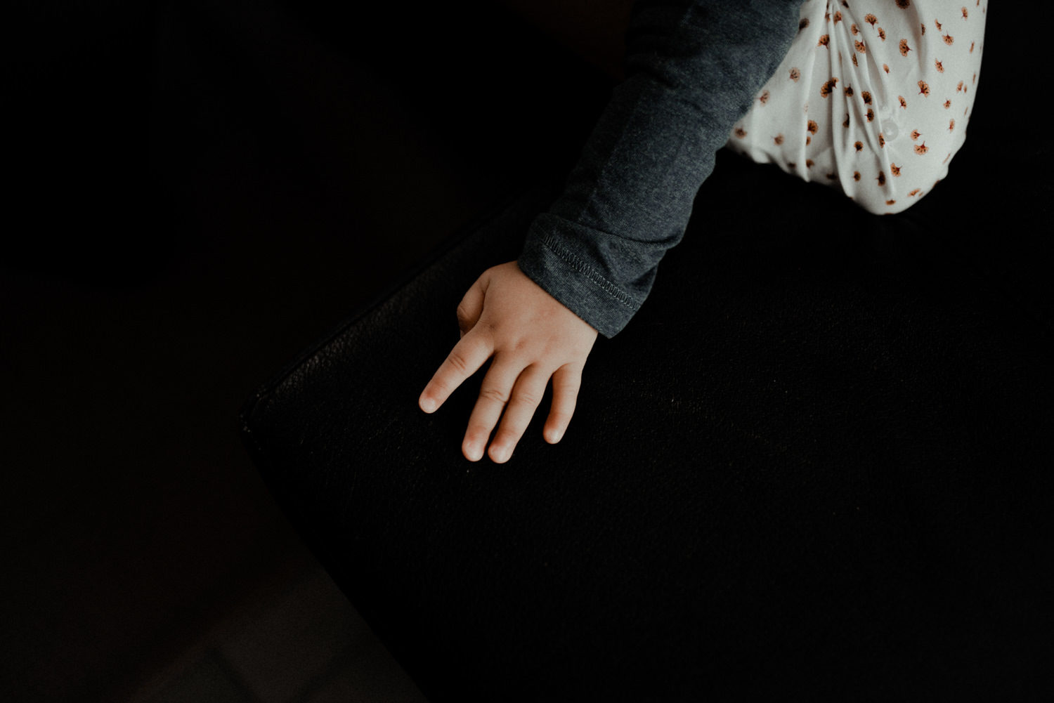 Reportage photo lifestyle famille jouant aux cartes seine et marne