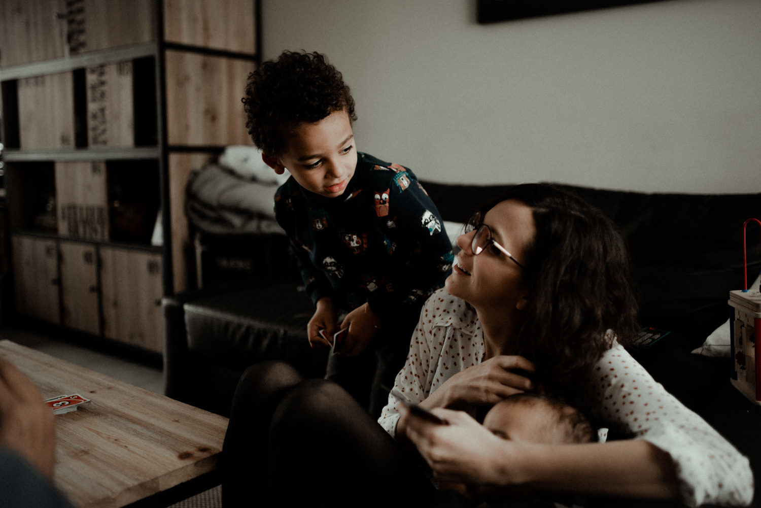 Reportage photo lifestyle famille jouant aux cartes seine et marne