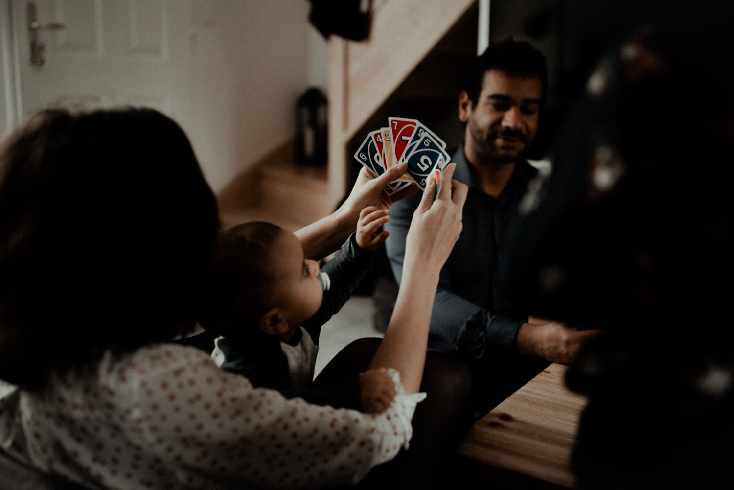 Reportage photo lifestyle famille jouant aux cartes seine et marne