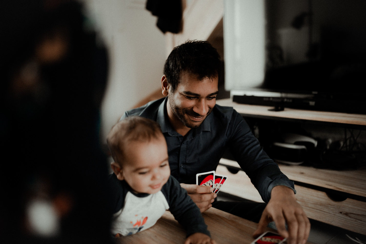 Reportage photo lifestyle famille jouant aux cartes seine et marne