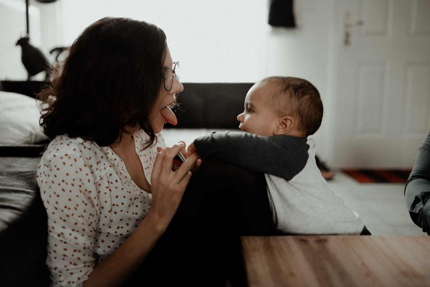 Reportage photo lifestyle famille jouant aux cartes seine et marne