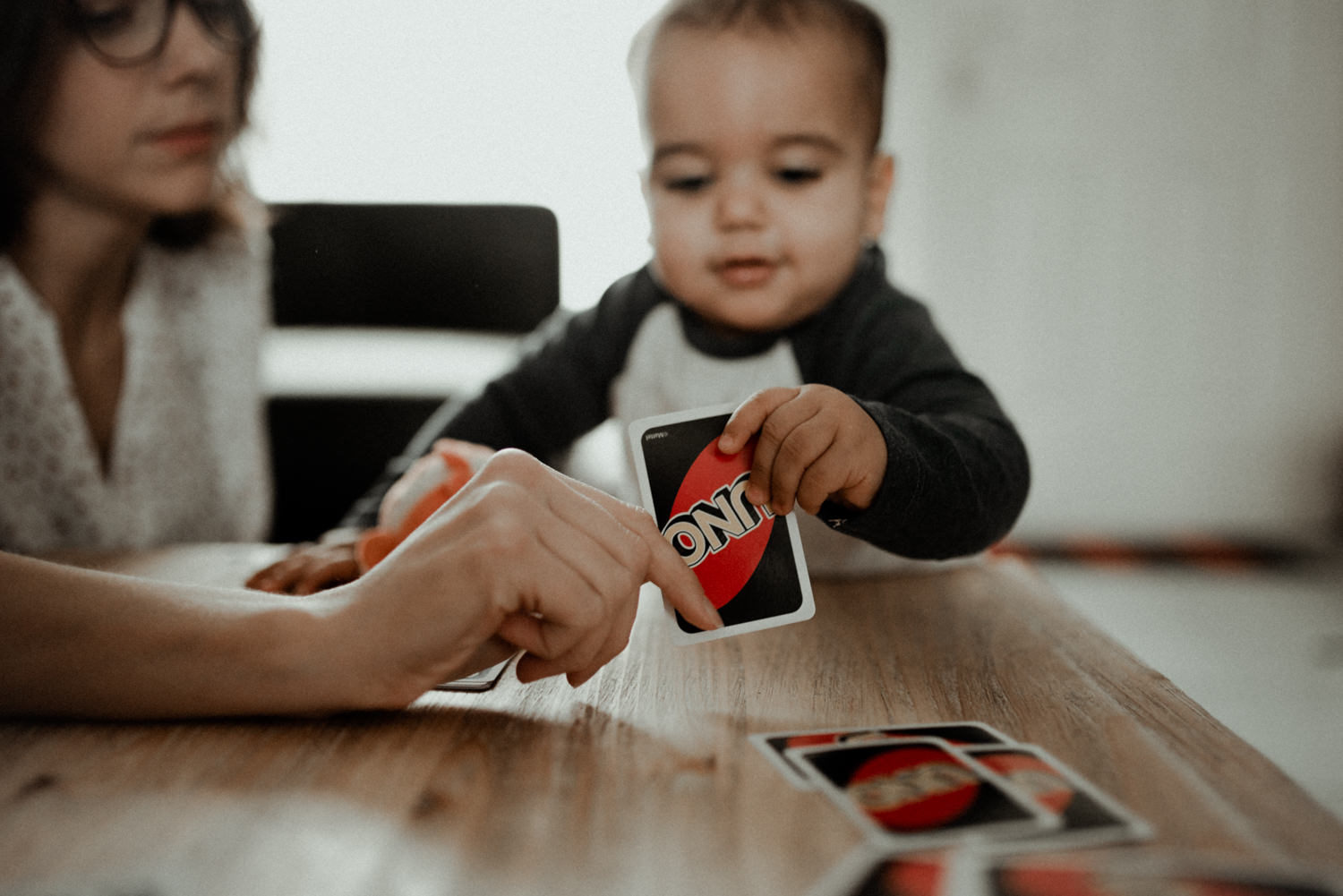 Reportage photo lifestyle famille jouant aux cartes seine et marne