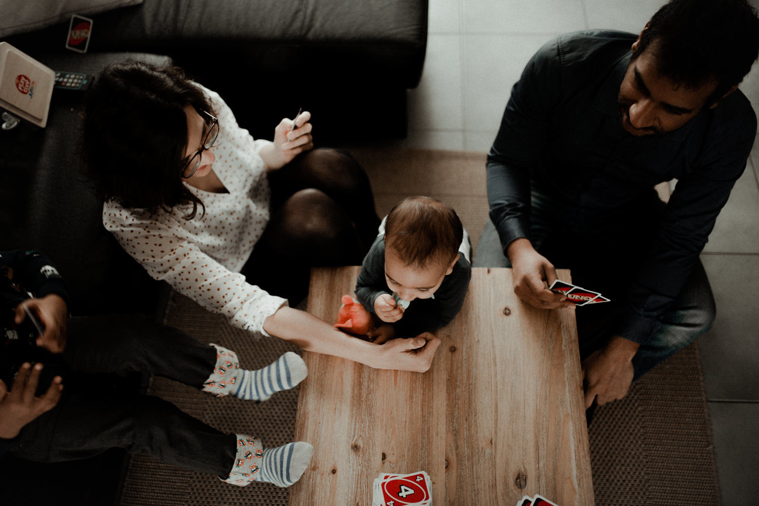 Reportage photo lifestyle famille jouant aux cartes seine et marne