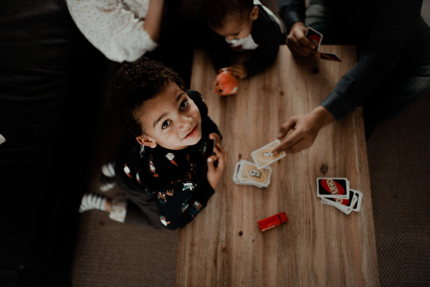 Reportage photo lifestyle famille jouant aux cartes seine et marne