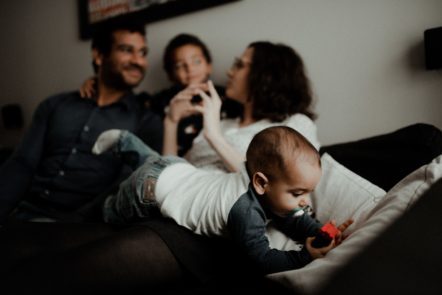 Reportage photo lifestyle famille sur le canapé en seine et marne