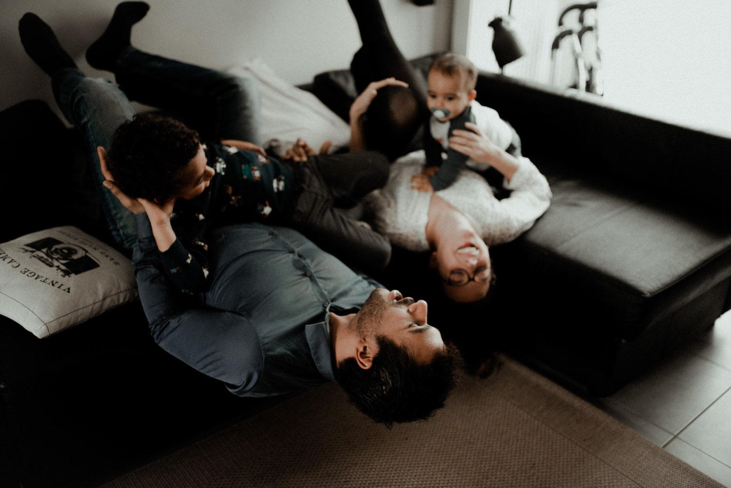 Reportage photo lifestyle famille sur le canapé en seine et marne