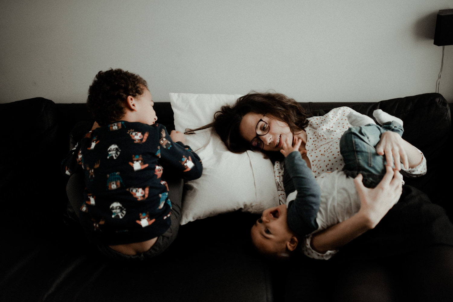 Reportage photo lifestyle famille qui joue en seine et marne