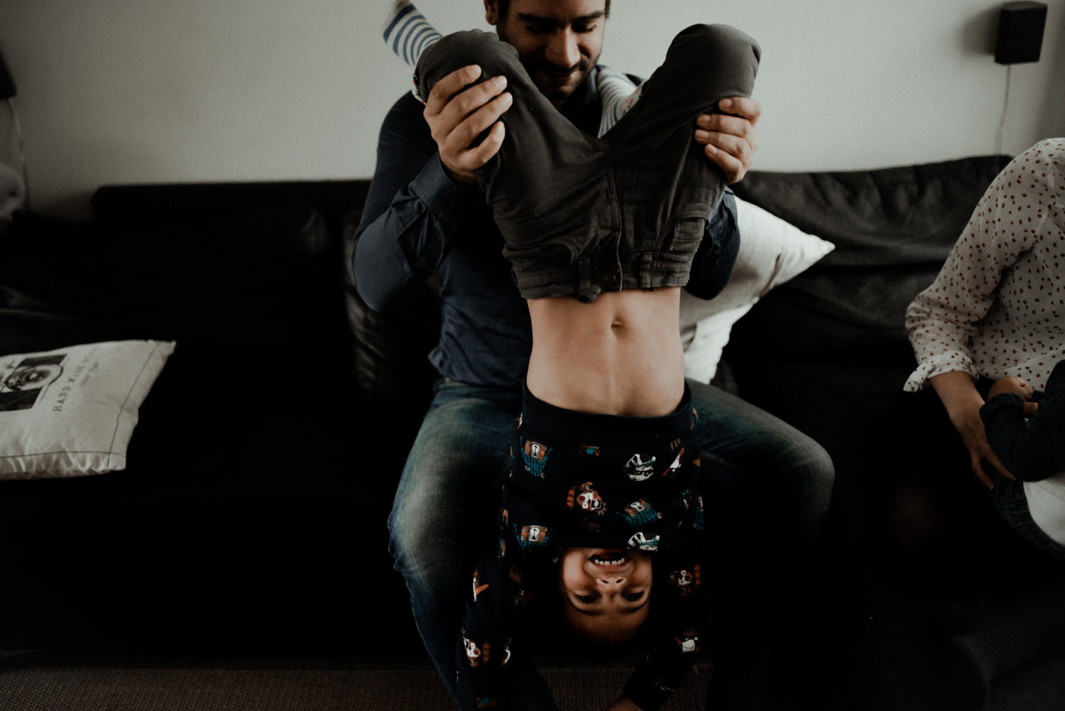 Reportage photo lifestyle famille qui joue en seine et marne