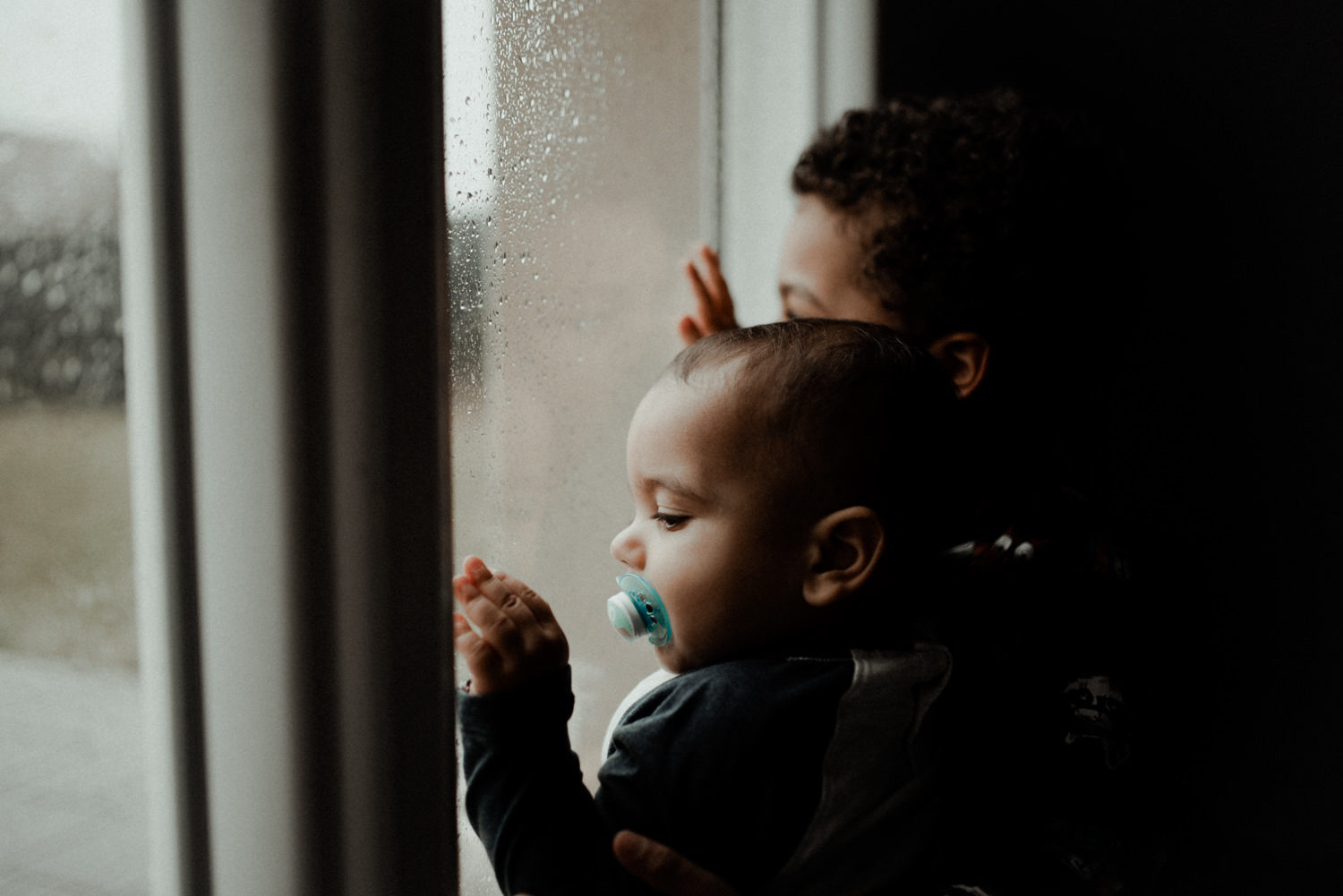 Reportage photo lifestyle enfants en automne qui regardent la pluie seine et marne