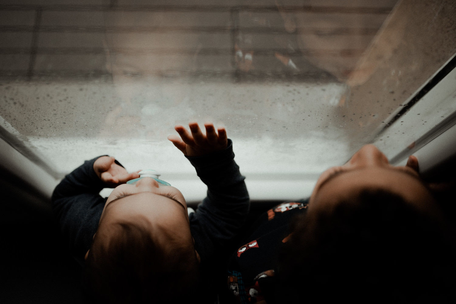 Reportage photo lifestyle enfants en automne qui regardent la pluie seine et marne