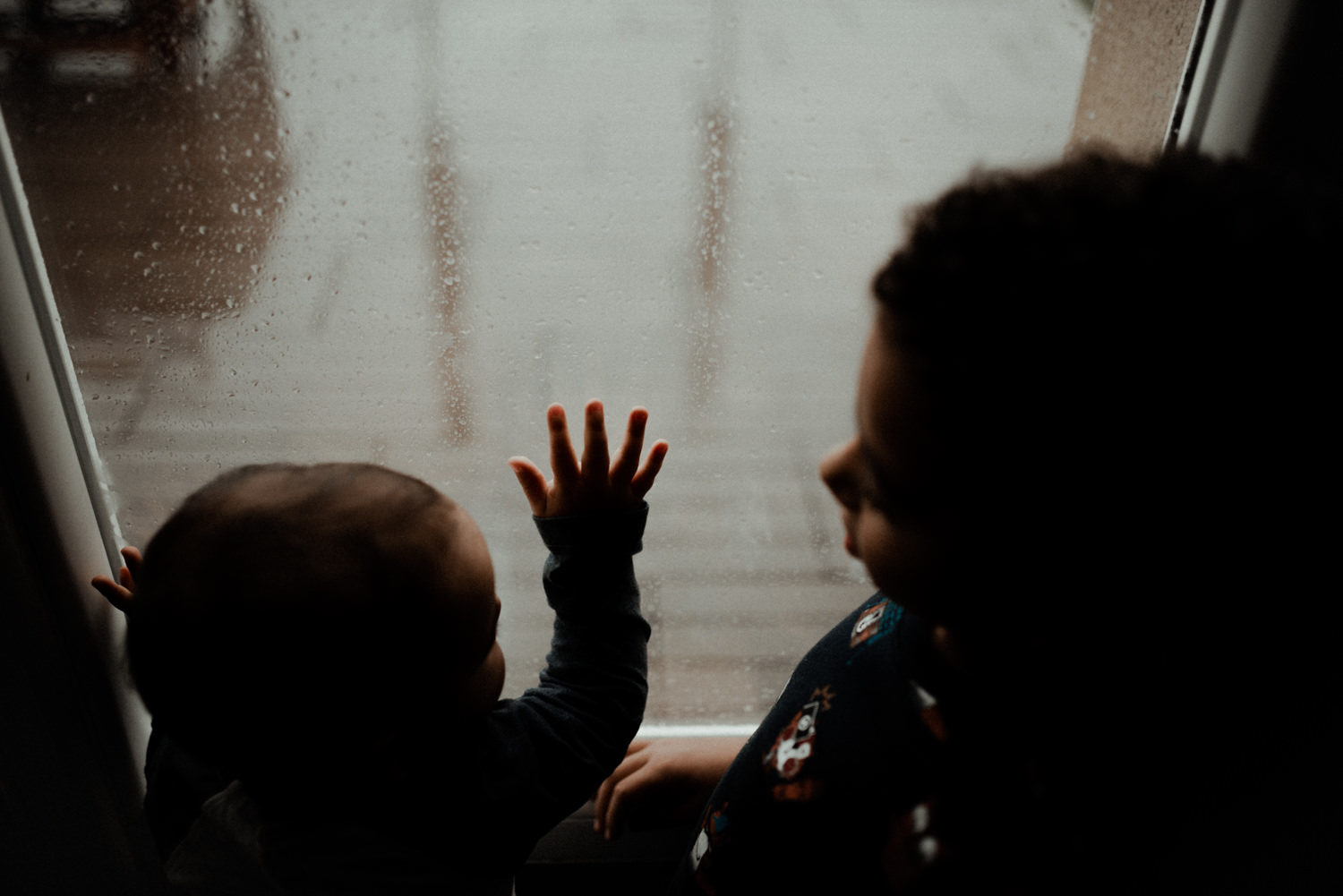 Reportage photo lifestyle enfants en automne qui regardent la pluie seine et marne