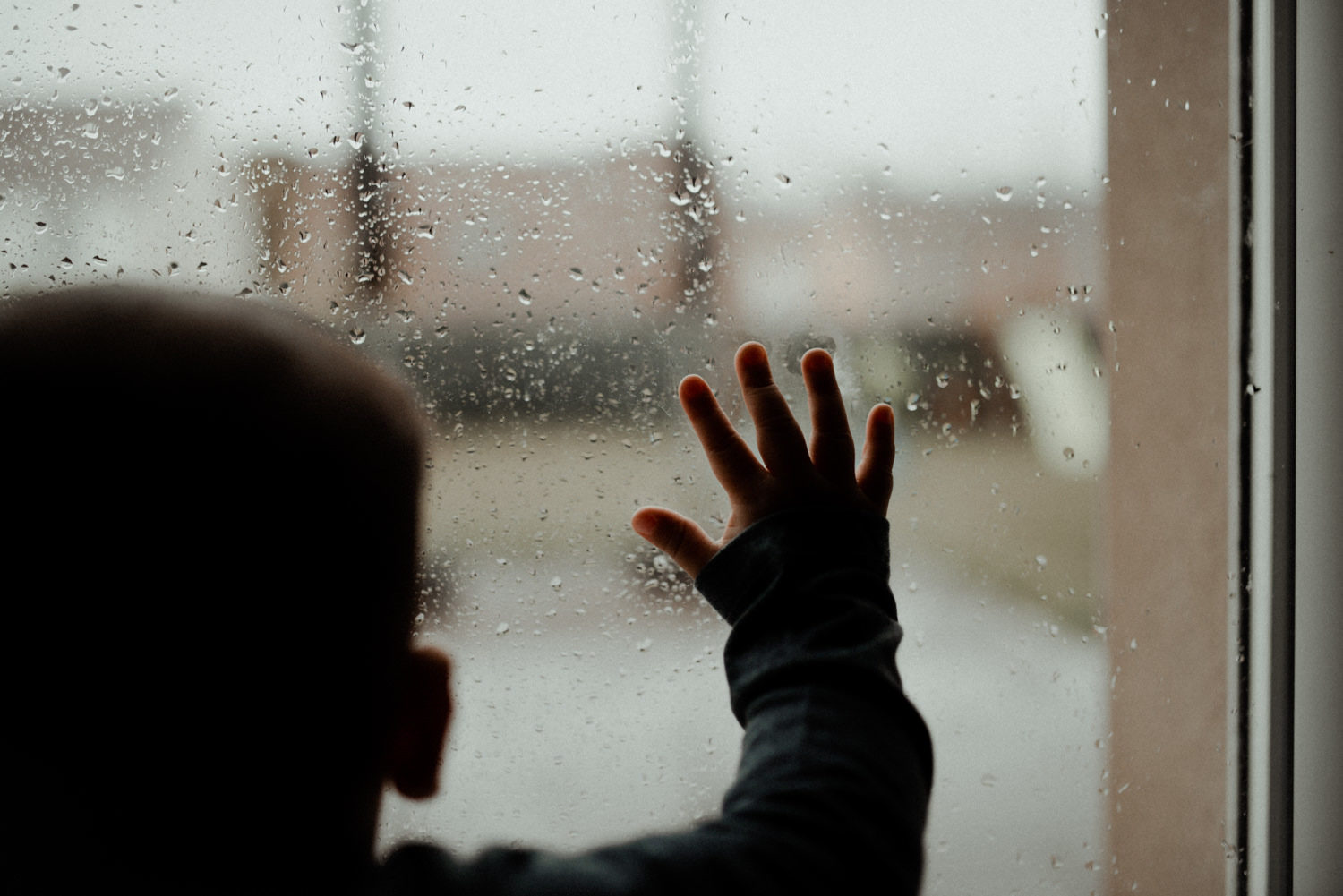 Reportage photo lifestyle enfants en automne qui regardent la pluie seine et marne