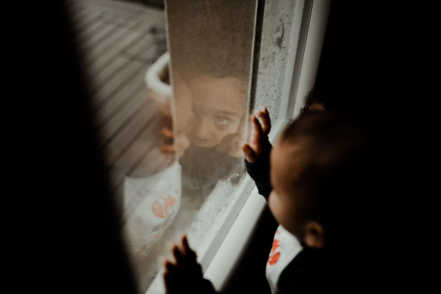 Reportage photo lifestyle enfants en automne qui regardent la pluie seine et marne