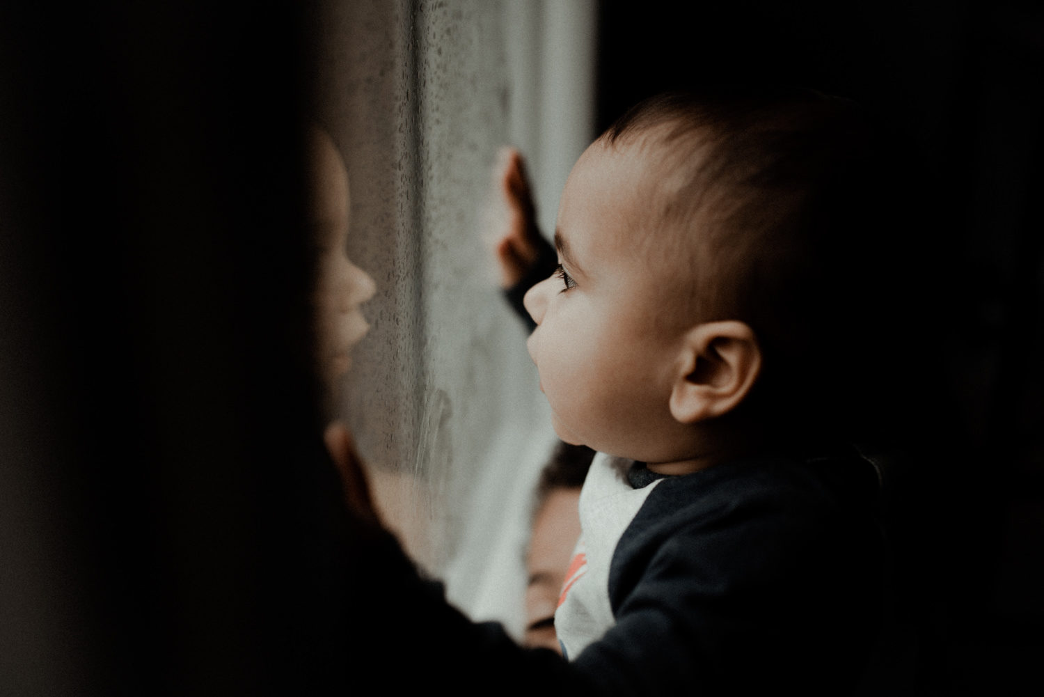 Reportage photo lifestyle enfants en automne qui regardent la pluie seine et marne