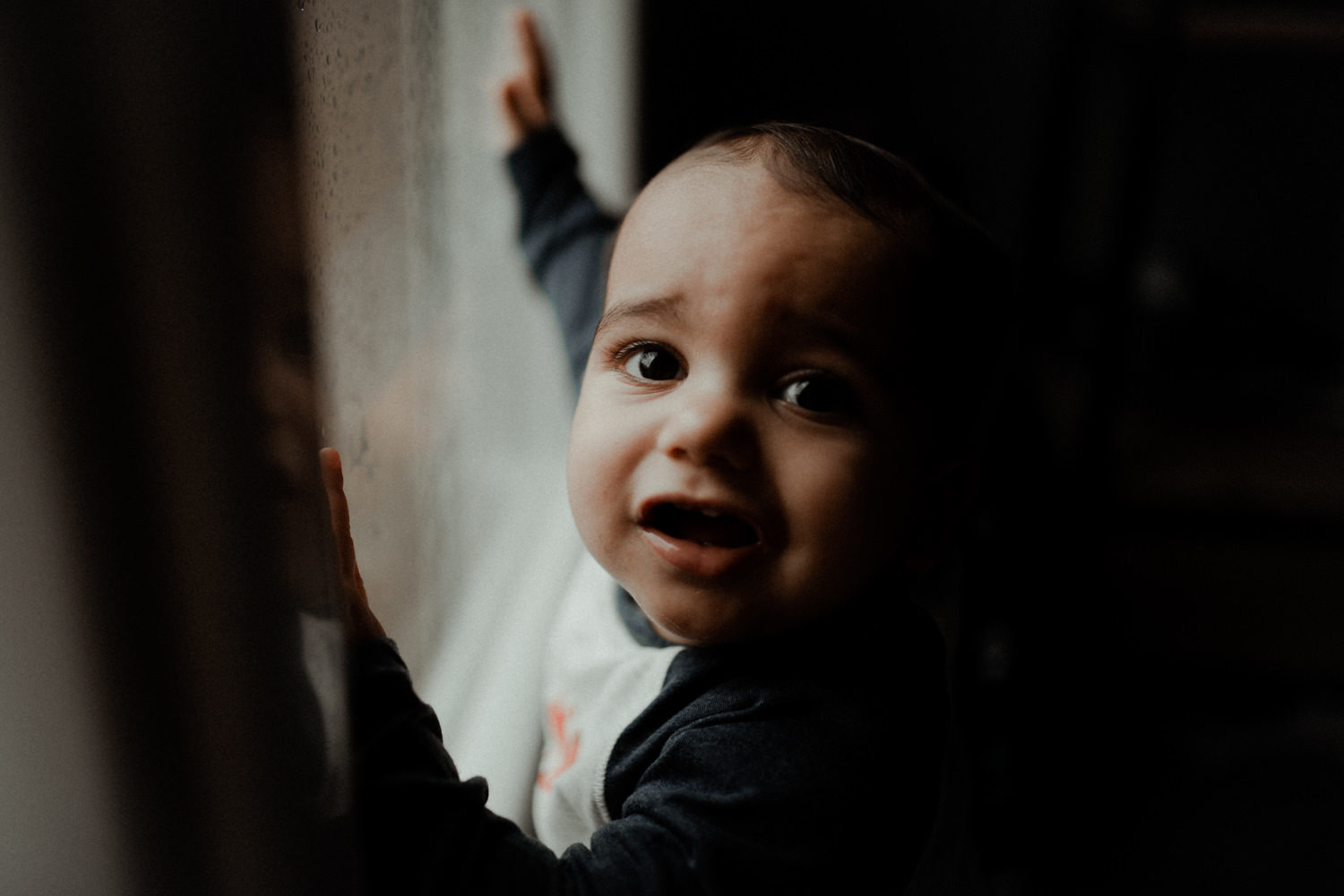 Reportage photo lifestyle enfants en automne qui regardent la pluie seine et marne
