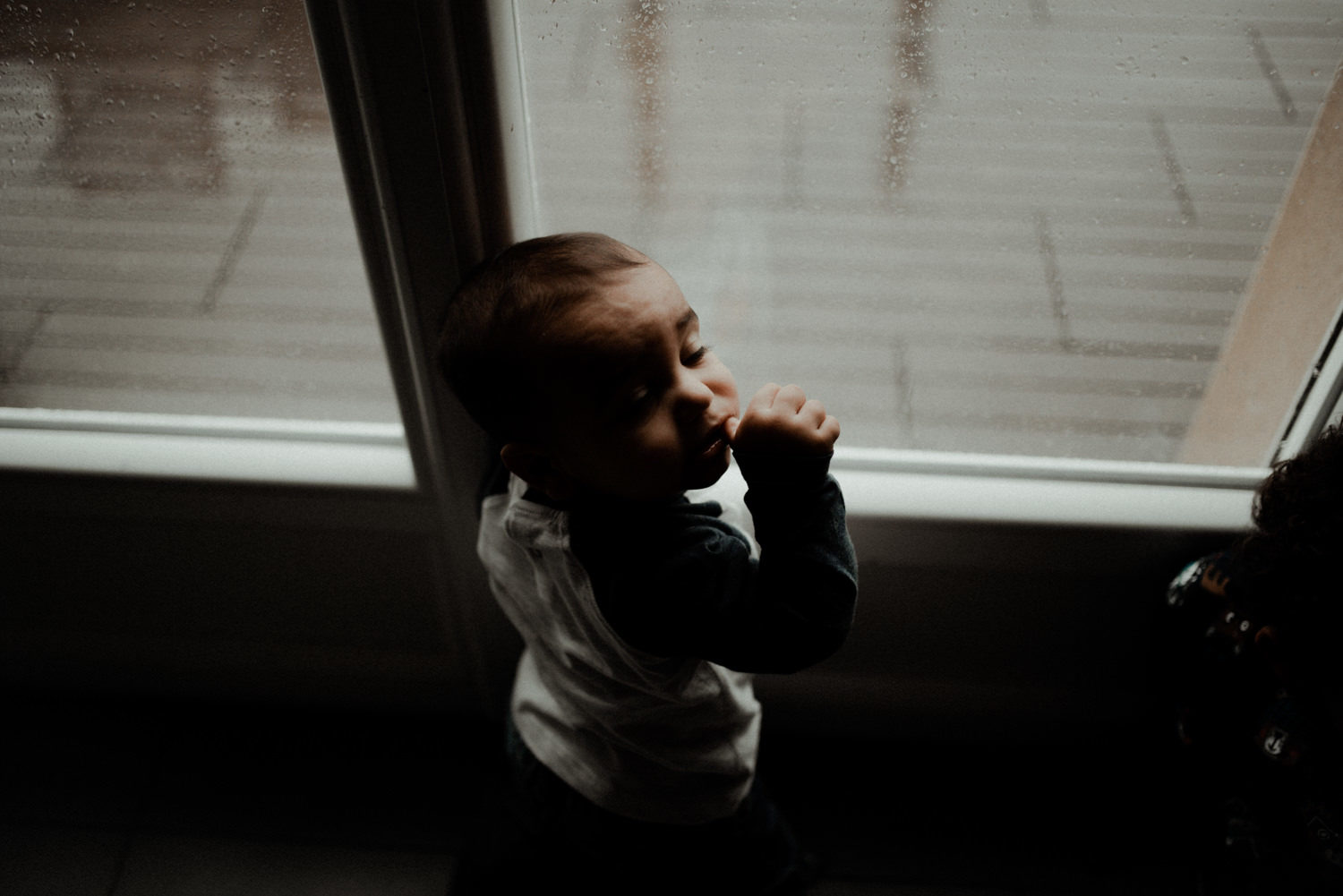 Reportage photo lifestyle enfants en automne qui regardent la pluie seine et marne
