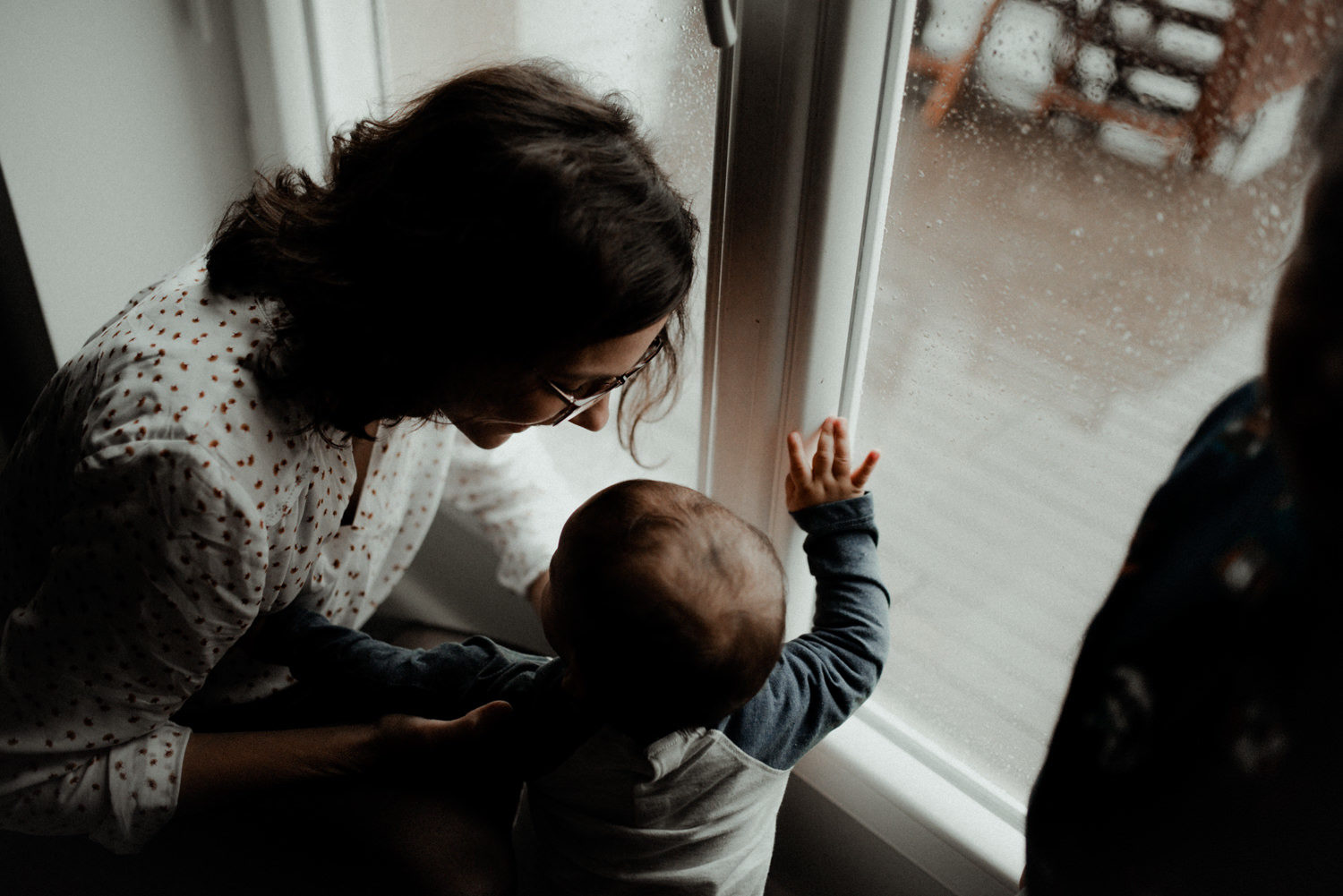 Reportage photo lifestyle enfants en automne qui regardent la pluie seine et marne