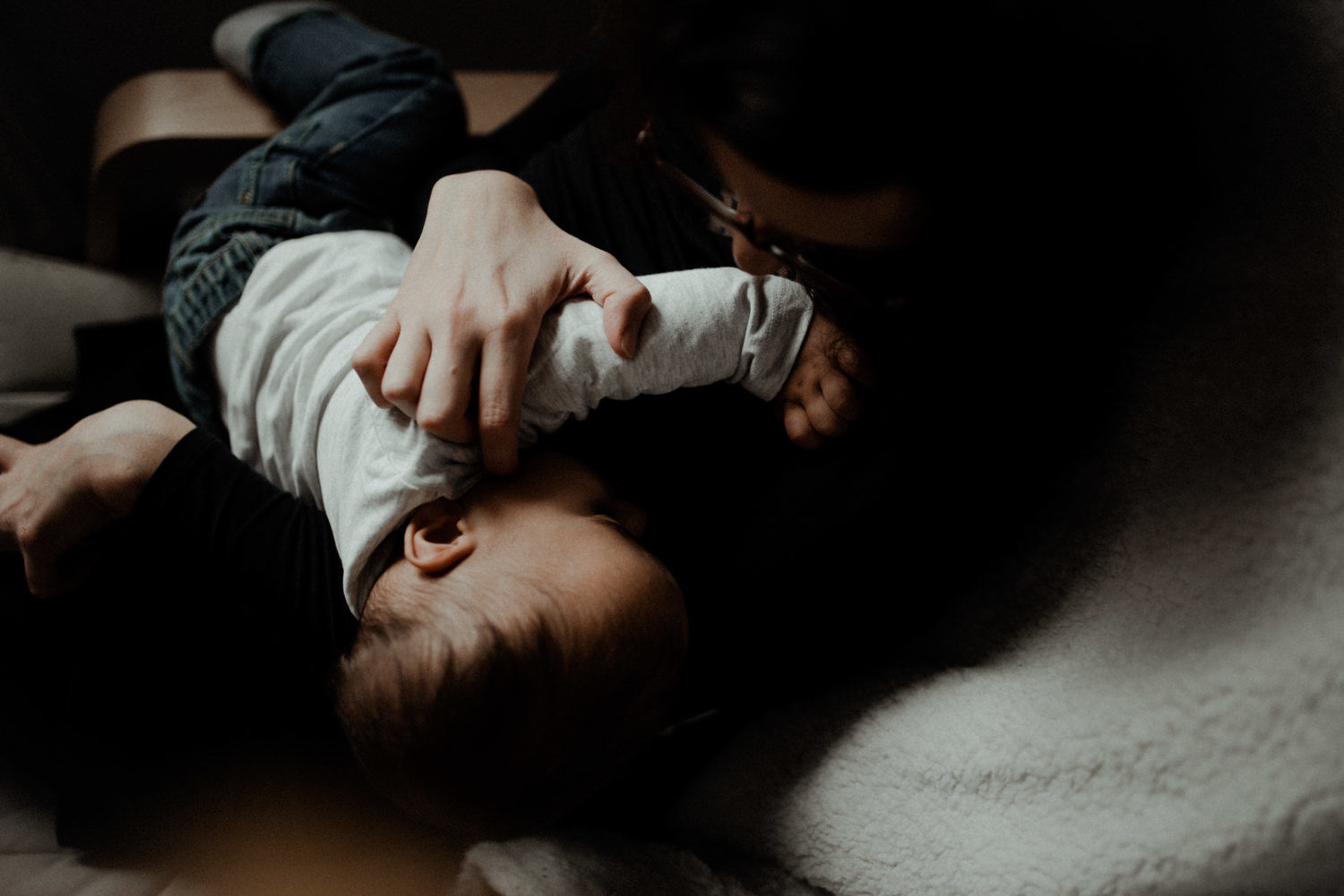 Reportage photo famille seine et marne maman qui allaite son bébé
