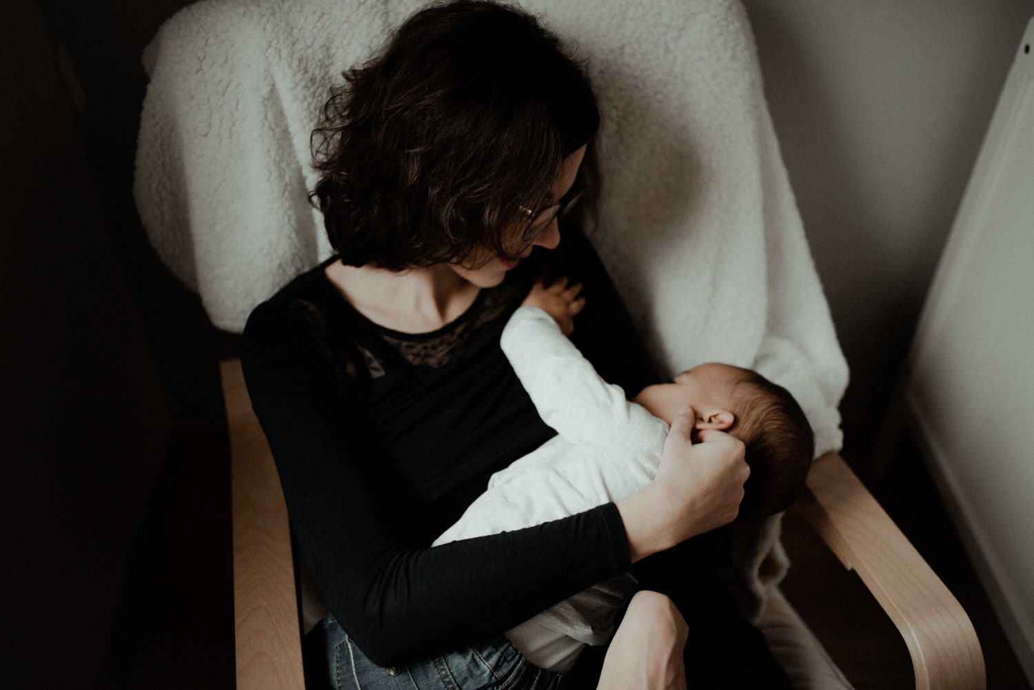 Reportage photo famille seine et marne maman qui allaite son bébé